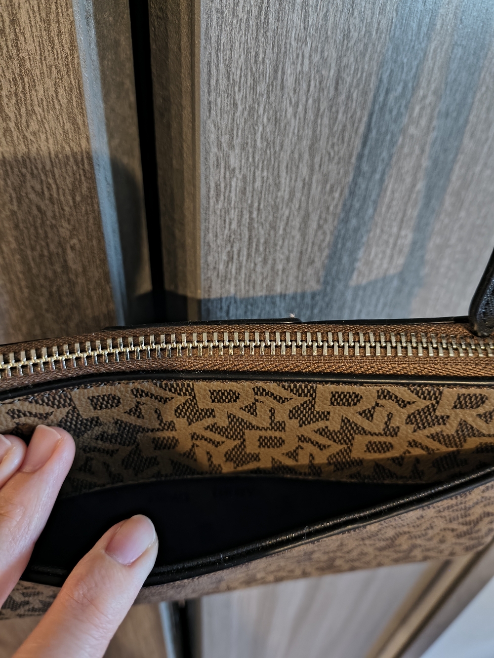 DKNY Brown Black Logo Crossbody Bag With Gold Chain And Adjustable Strap - Picture 4 of 6